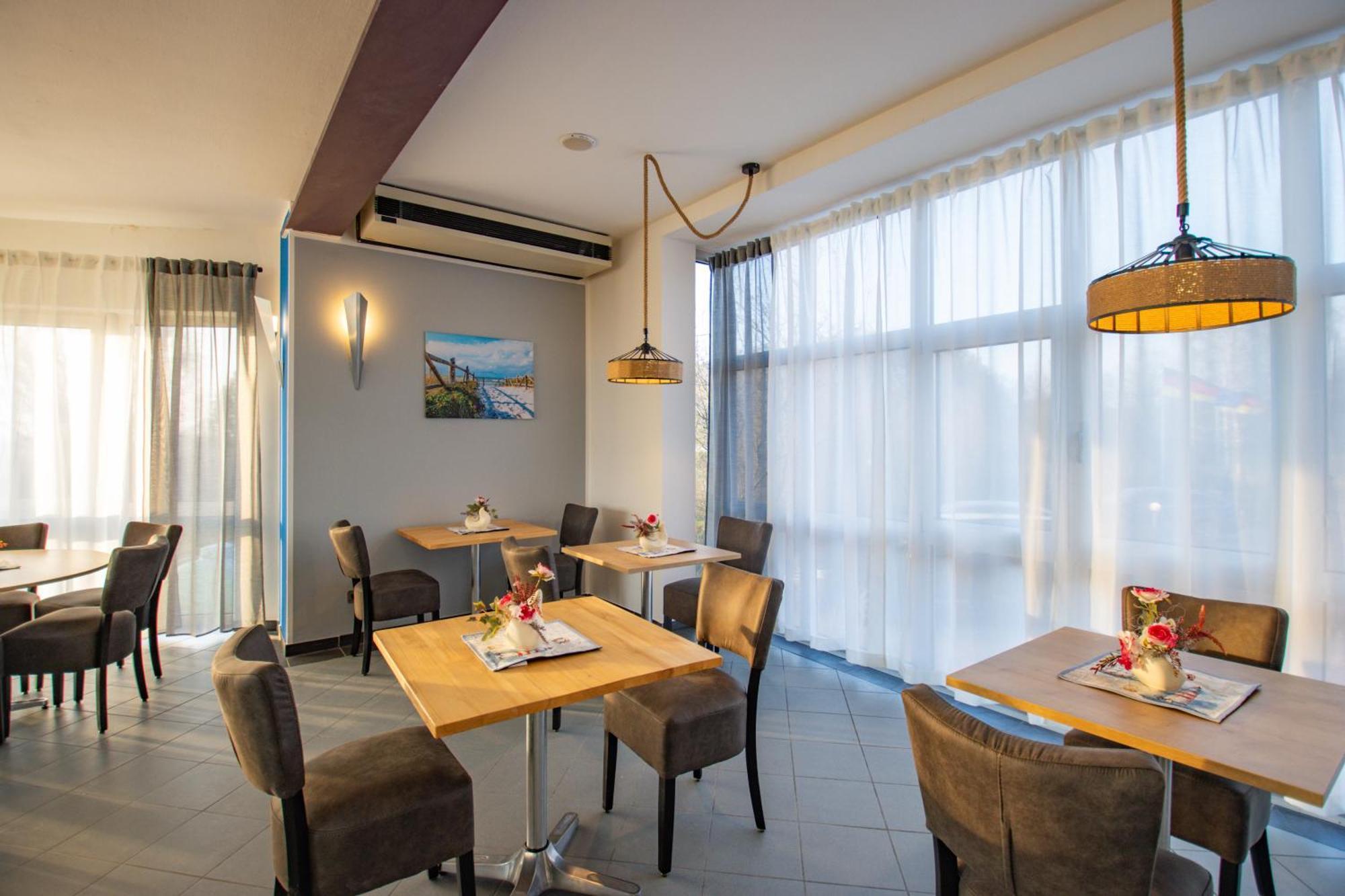 Inselhotel Kleiner Bodden Buschvitz Exterior photo